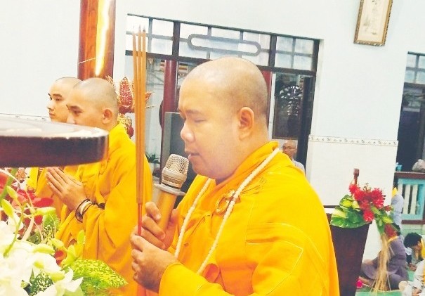 Thượng tọa Thích Trí Thọ niêm hương bạch Phật trước khóa tu Thượng tọa Thích Trí Thọ niêm hương bạch Phật trước khóa tu