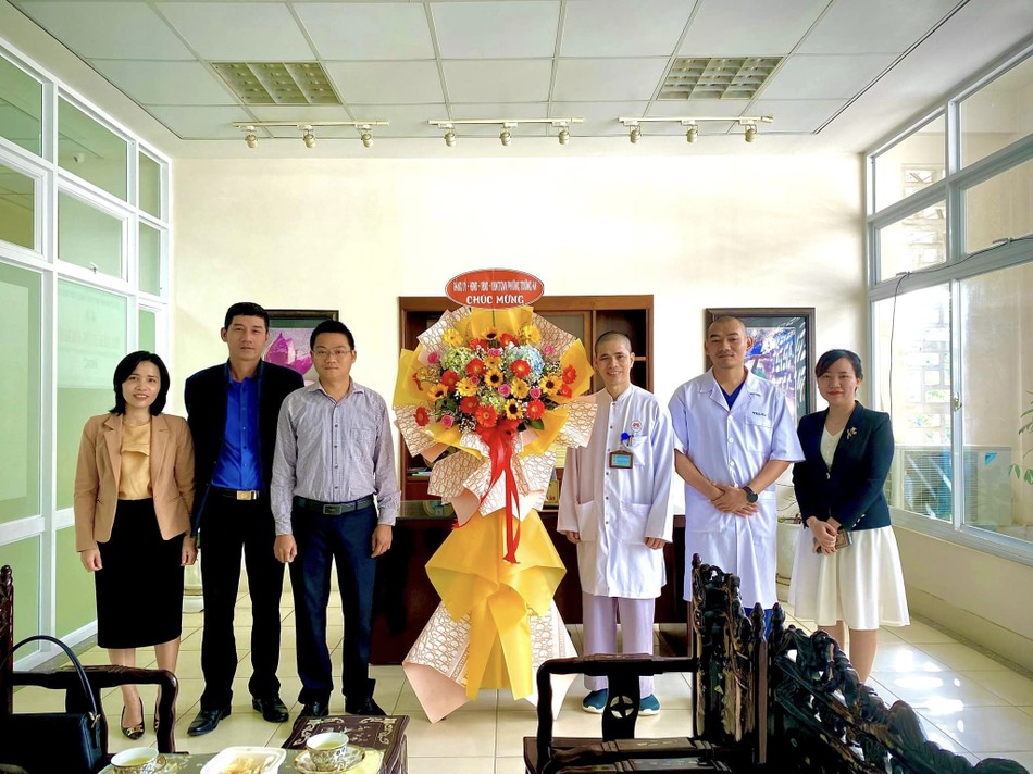 Đại diện P.Trường An chúc mừng Tuệ Tĩnh đường Hải Đức Đại diện P.Trường An chúc mừng Tuệ Tĩnh đường Hải Đức