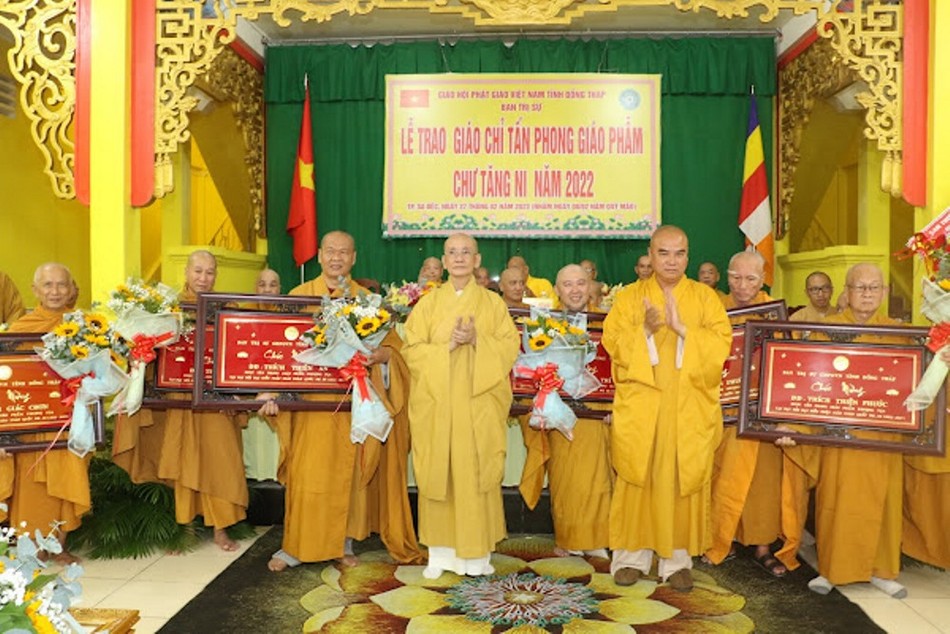 Hòa thượng Thích Chơn Minh, Thượng tọa Thích Tĩnh Triệt tặng khánh chúc mừng Hòa thượng Thích Chơn Minh, Thượng tọa Thích Tĩnh Triệt tặng khánh chúc mừng