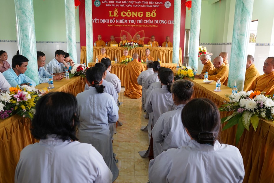 Tân trụ trì và Phật tử phát nguyện hộ trì Tam bảo Tân trụ trì và Phật tử phát nguyện hộ trì Tam bảo