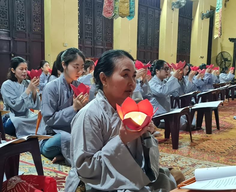 Cư sĩ Diệu Nhân chia sẻ với các Phật tử