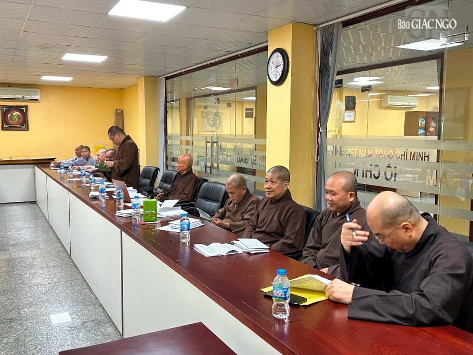 Chư tôn đức đóng góp ý kiến tại buổi họp Chư tôn đức đóng góp ý kiến tại buổi họp