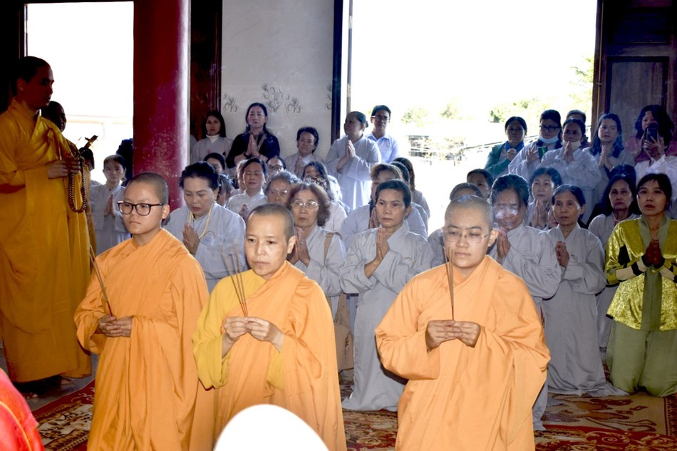 Chư Ni, Phật tử tịnh xá Khánh Hưng niêm hương cầu nguyện Chư Ni, Phật tử tịnh xá Khánh Hưng niêm hương cầu nguyện