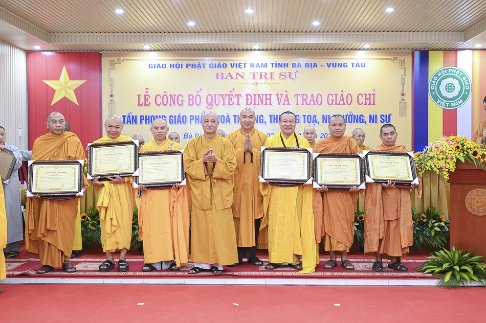 Hòa thượng Thích Huệ Thông trao giáo chỉ tấn phong đến vị Thượng tọa Hòa thượng Thích Huệ Thông trao giáo chỉ tấn phong đến vị Thượng tọa