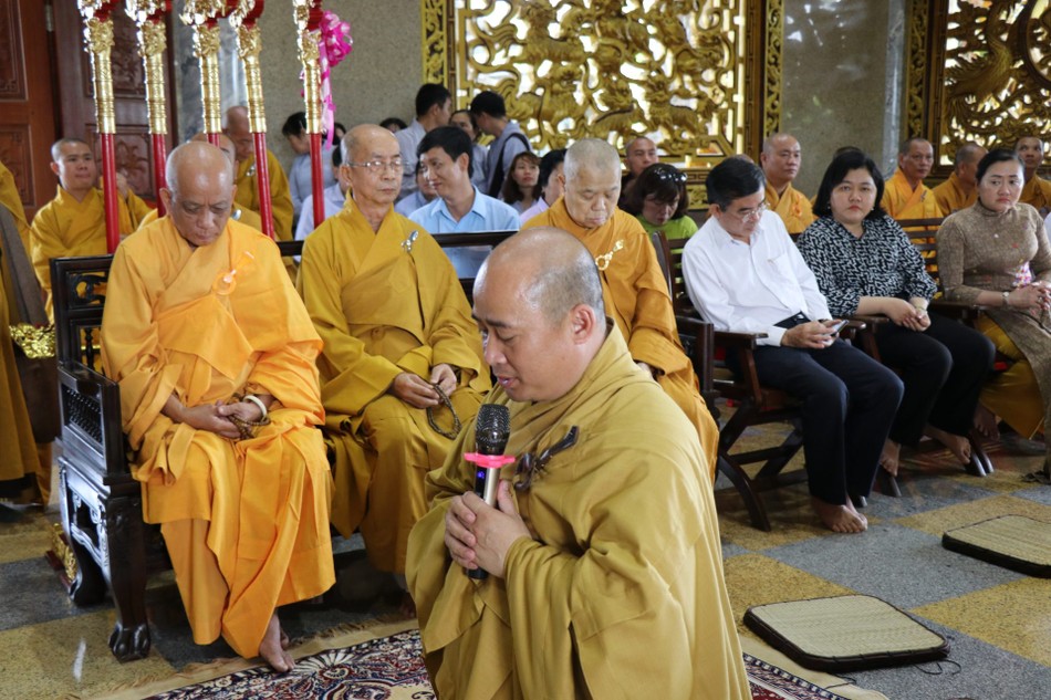 Đại đức Thích Trí Thuận tác bạch tri ân chư tôn giáo phẩm cùng lãnh đạo các cấp đã dành thời gian chứng minh, tham dự buổi lễ Đại đức Thích Trí Thuận tác bạch tri ân chư tôn giáo phẩm cùng lãnh đạo các cấp đã dành thời gian chứng minh, tham dự buổi lễ