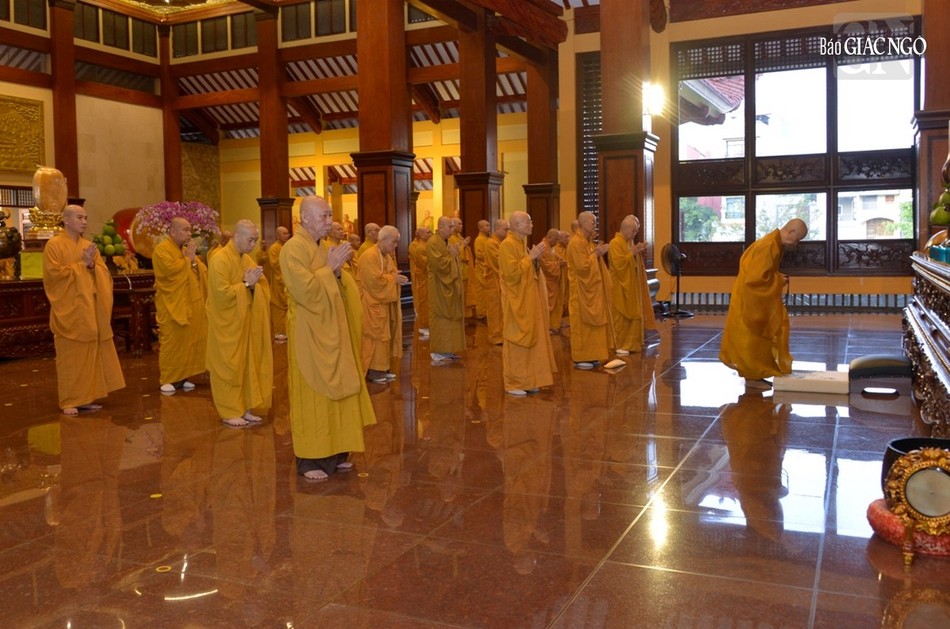 Đức Pháp chủ GHPGVN cùng chư Hòa thượng niêm hương bạch Phật, đại chúng thành kính đảnh lễ Tam bảo