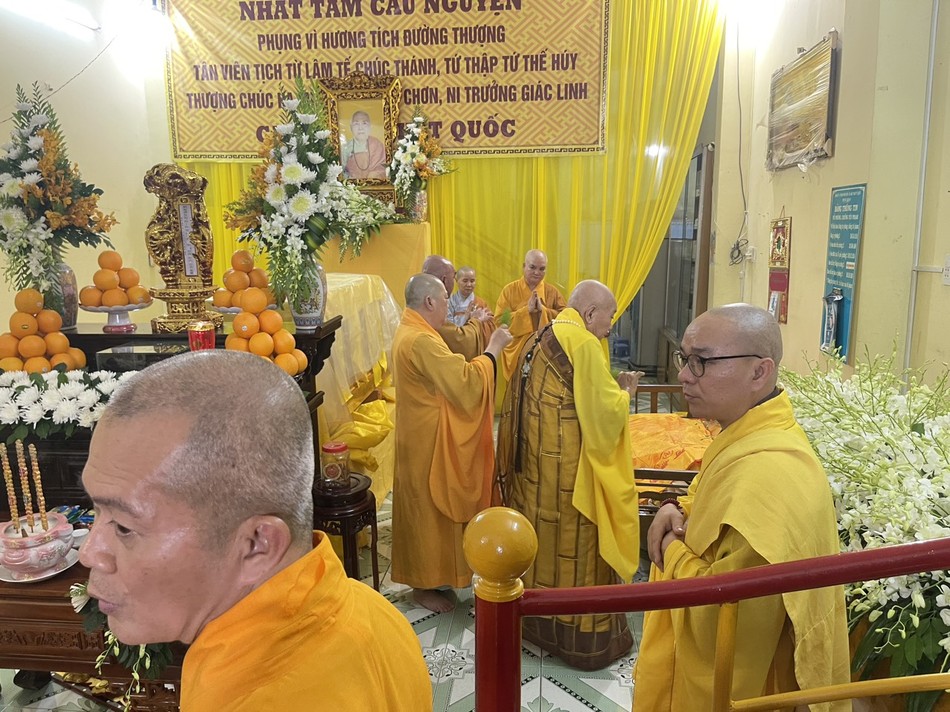 Sái tịnh nhục thân Ni trưởng Thích nữ Chúc Minh Sái tịnh nhục thân Ni trưởng Thích nữ Chúc Minh
