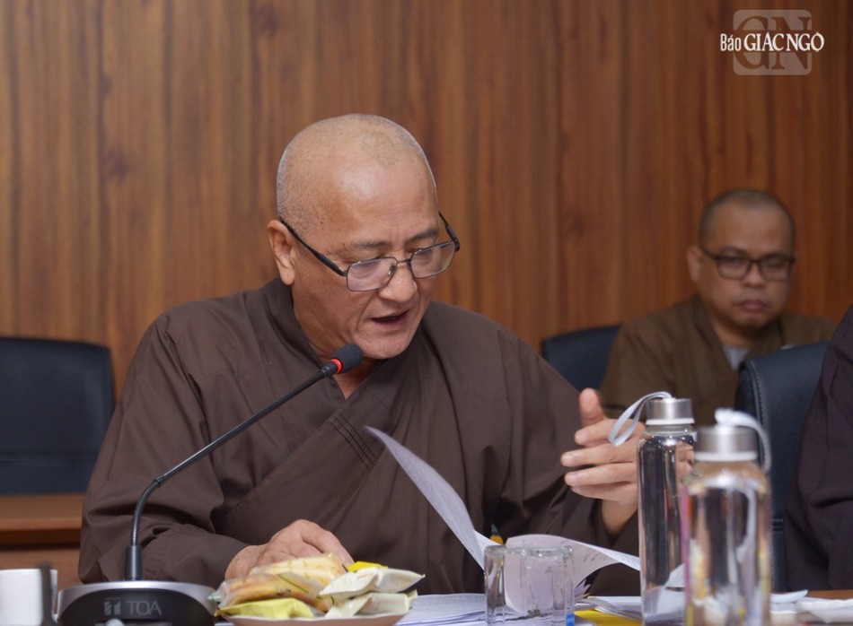 Hòa thượng Thích Huệ Thông trình bày dự thảo quy chế hoạt động của Ban Pháp chế T.Ư Hòa thượng Thích Huệ Thông trình bày dự thảo quy chế hoạt động của Ban Pháp chế T.Ư