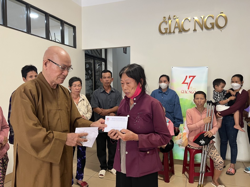 Hòa thượng Thích Tâm Viên trao tiền ủng hộ đến bệnh nhân nghèo Hòa thượng Thích Tâm Viên trao tiền ủng hộ đến bệnh nhân nghèo