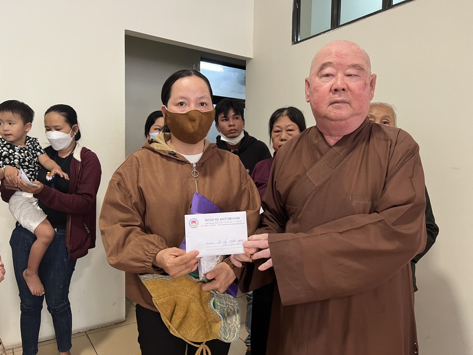 Hòa thượng Thích Duy Trấn trao tiền đến bệnh nhân khó khăn - Ảnh: M.Tuyền Hòa thượng Thích Duy Trấn trao tiền đến bệnh nhân khó khăn - Ảnh: M.Tuyền