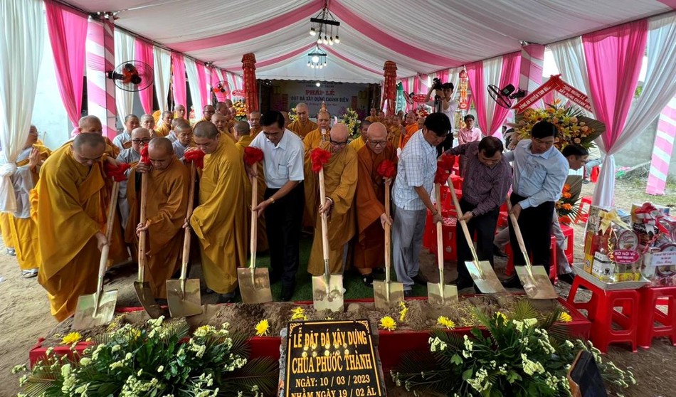 Thự hiện nghi thức khởi công đại trùng tu chánh điện chùa Phước Thành Thự hiện nghi thức khởi công đại trùng tu chánh điện chùa Phước Thành