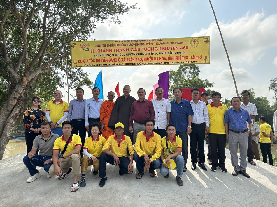 Trong niềm vui ngày khánh thành cầu Tường Nguyên 460