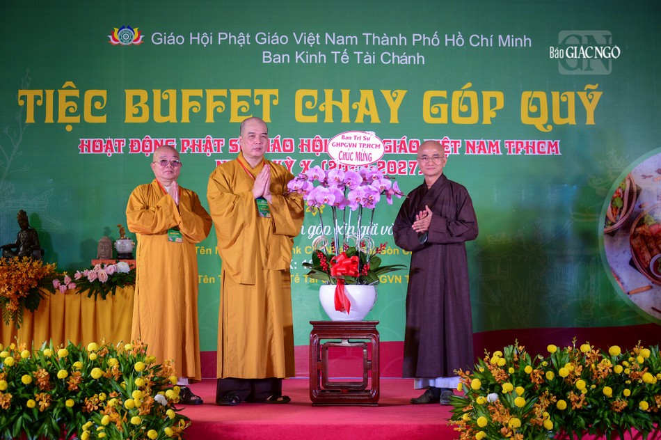 Thượng tọa Thích Thiện Quý thay mặt Ban Thường trực Ban Trị sự TP.HCM tặng hoa chúc mừng
