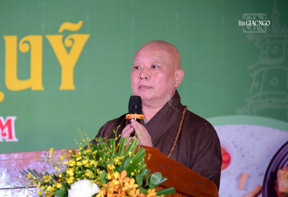 Hòa thượng Thích Lệ Trang phát biểu tại buổi buffet chay