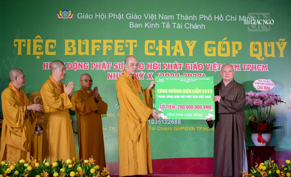 Ban Tổ chức đã trao bảng 200 triệu đồng đến Ban Trị sự GHPGVN TP.HCM để cúng dường niêm liễm đến TƯGH năm 2023