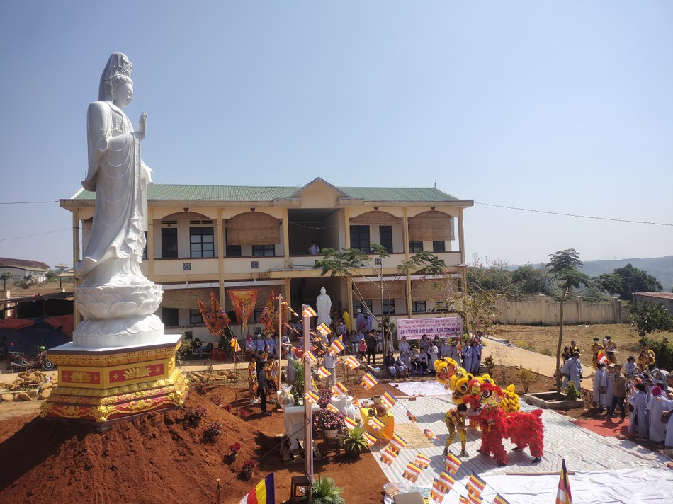 Tôn tượng Quán Thế Âm Bồ-tát được an vị trong khuôn viên Trường Trung cấp Phật học tỉnh Tôn tượng Quán Thế Âm Bồ-tát được an vị trong khuôn viên Trường Trung cấp Phật học tỉnh