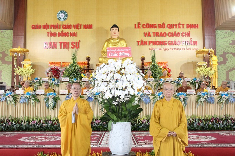 Hòa thượng Thích Thiện Thống đại diện Ban Thường trực Hội đồng Trị sự tặng hoa chúc mừng Hòa thượng Thích Thiện Thống đại diện Ban Thường trực Hội đồng Trị sự tặng hoa chúc mừng