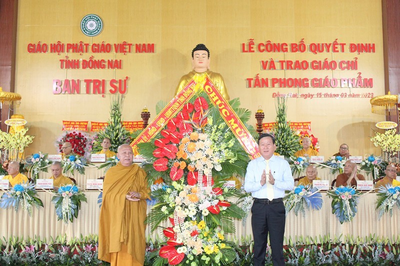 Lãnh đạo tỉnh trao lẵng hoa chúc mừng Lãnh đạo tỉnh trao lẵng hoa chúc mừng