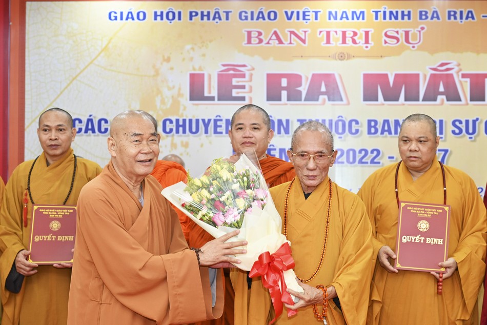 Trao hoa chúc mừng đến Hòa thượng Thích Huệ Trí