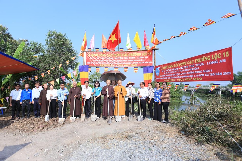 Chư tôn đức cùng chính quyền, mạnh thường quân động thổ xây dựng cầu bê-tông