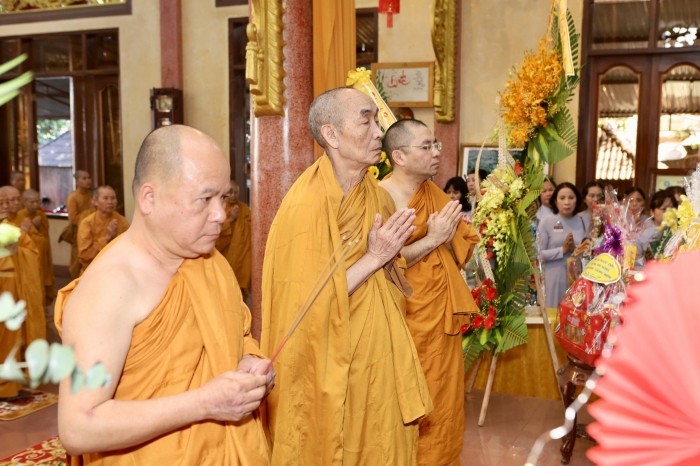 Chư tôn đức Hệ phái Khất sĩ niêm hương tưởng niệm Chư tôn đức Hệ phái Khất sĩ niêm hương tưởng niệm