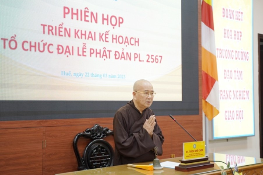 Hòa thượng Thích Khế Chơn chủ trì buổi họp Hòa thượng Thích Khế Chơn chủ trì buổi họp