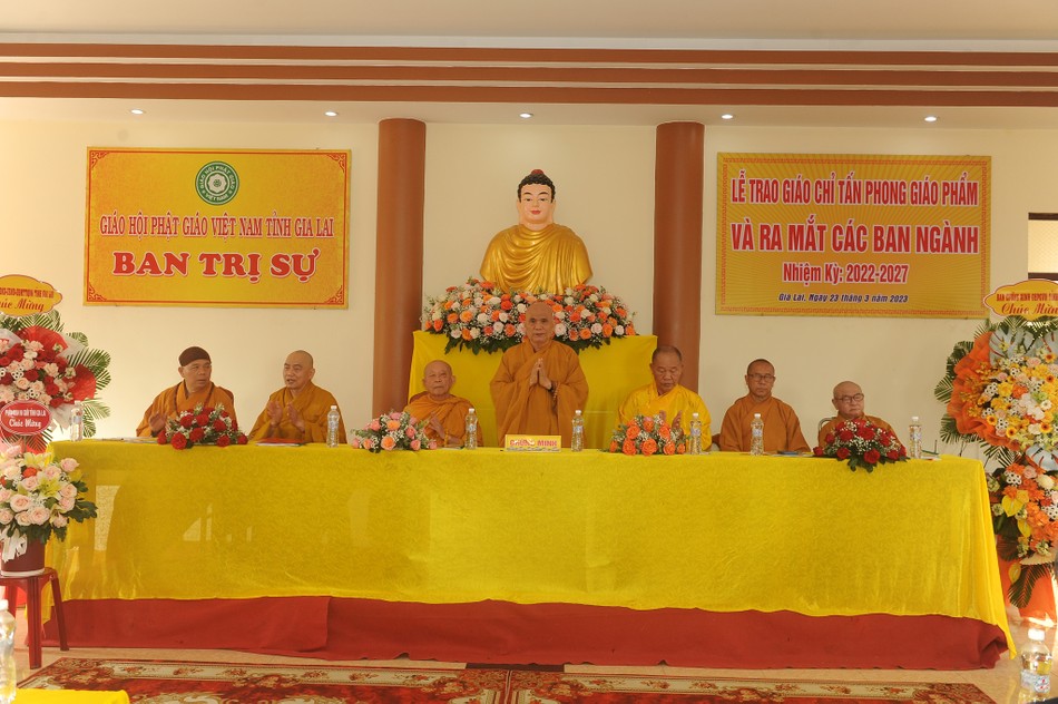 Hòa thượng Thích Thông Đạt ban đạo từ Hòa thượng Thích Thông Đạt ban đạo từ