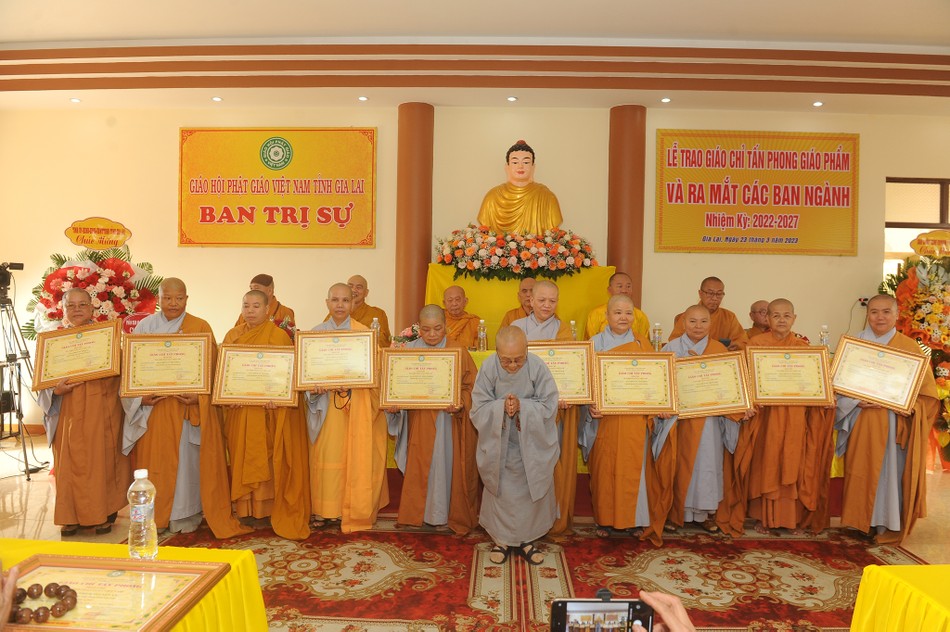 Trao giáo chỉ tấn phong đến chư Ni sư Trao giáo chỉ tấn phong đến chư Ni sư