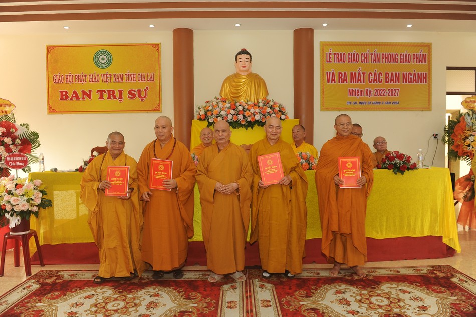 Trao quyết định đến Trưởng các ban chuyên môn Trao quyết định đến Trưởng các ban chuyên môn