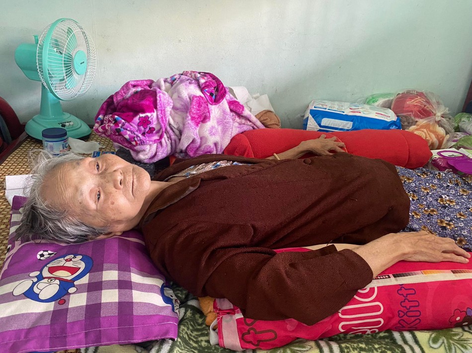 Bà Chiếm đang nằm tại nhà