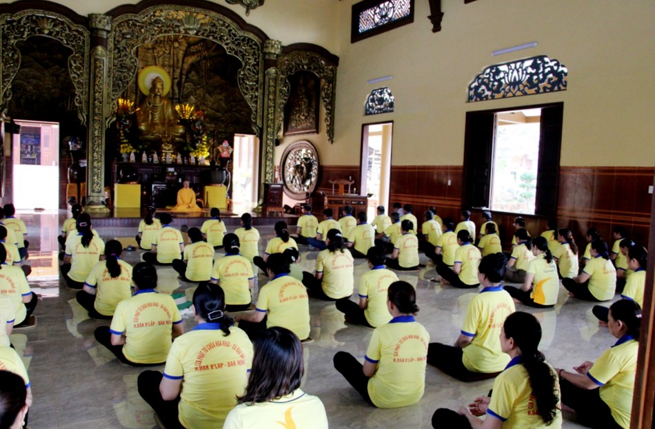 Thành viên Câu lạc bộ Phật tử chùa Hoa Khai tham gia khóa tu Thành viên Câu lạc bộ Phật tử chùa Hoa Khai tham gia khóa tu