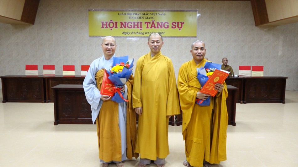 Thượng tọa Thích Minh Nhẫn đã trao quyết định đến đại diện 2 điểm sinh hoạt tôn giáo tập trung