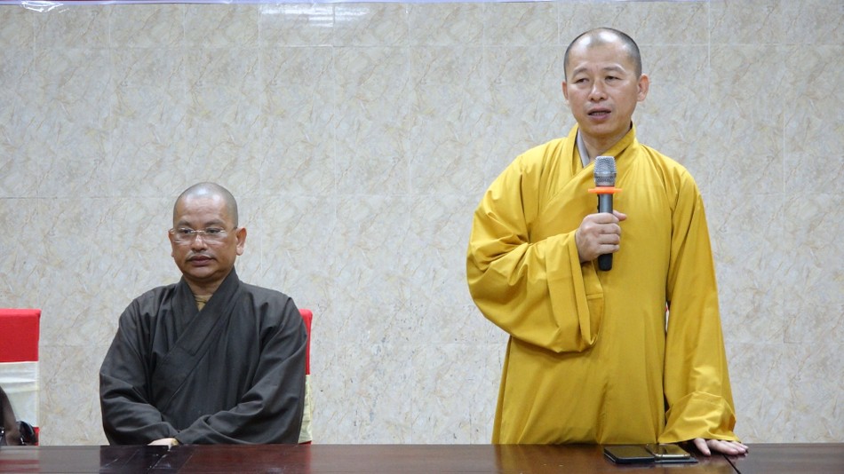 Thượng tọa Thích Minh Nhẫn chủ trì hội nghị về Tăng sự