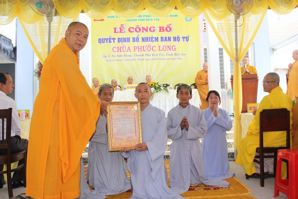 Thượng tọa Thích Trí Thọ trao giấy quyết định bổ nhiệm đến tịnh nhơn Thích Thanh Tài