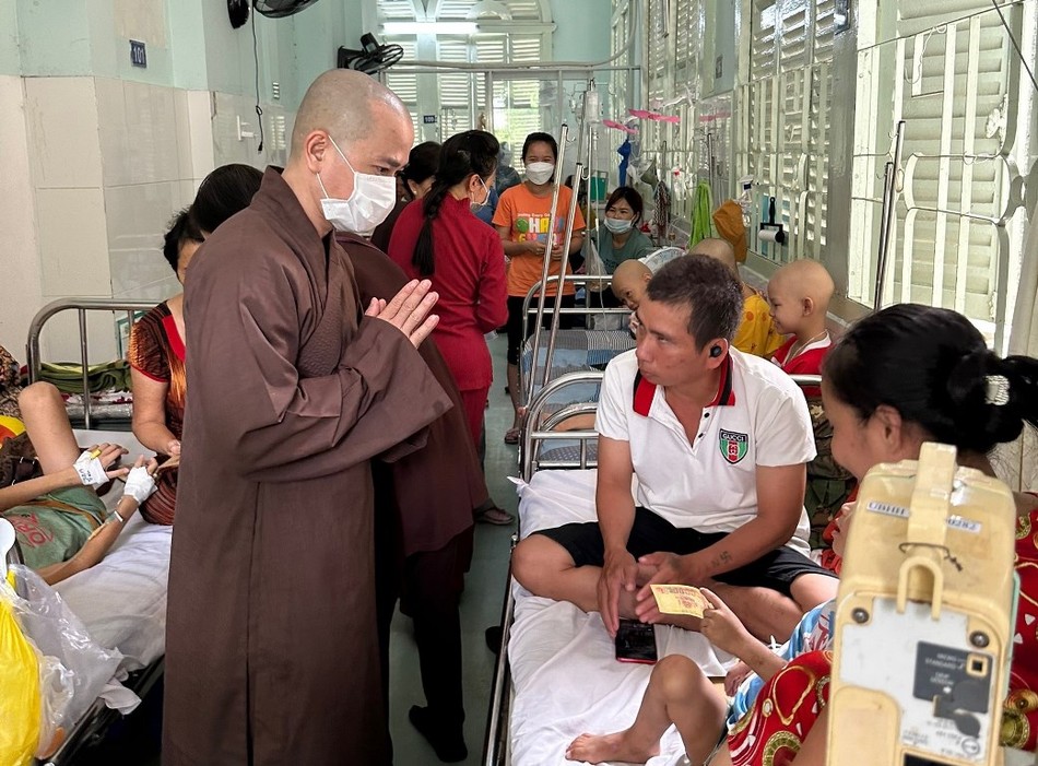 Đại đức Thích Thị Nhân thăm, trao quà đến bệnh nhi - Ảnh: TN Đại đức Thích Thị Nhân thăm, trao quà đến bệnh nhi - Ảnh: TN
