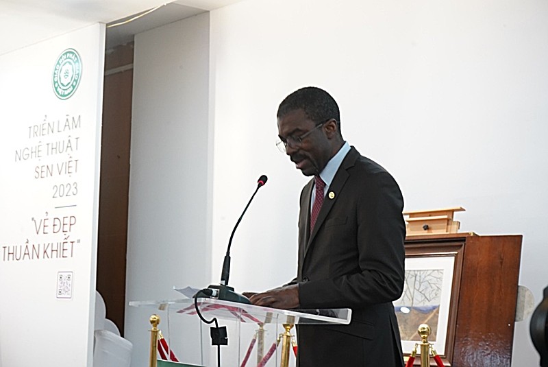 Ông Lazare Eloundou Assomo phát biểu tại triển lãm Ông Lazare Eloundou Assomo phát biểu tại triển lãm