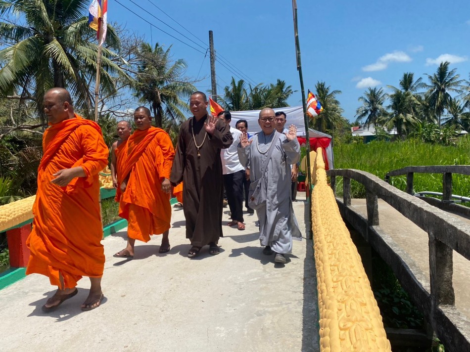 Niềm vui cùng bà con địa phương ngày khánh thành cây cầu nông thôn mới Niềm vui cùng bà con địa phương ngày khánh thành cây cầu nông thôn mới