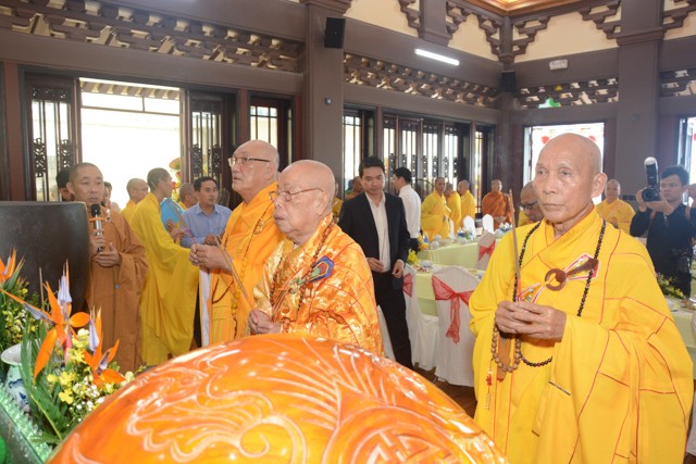 Chư tôn đức dâng hương cầu nguyện Tam bảo Chư tôn đức dâng hương cầu nguyện Tam bảo