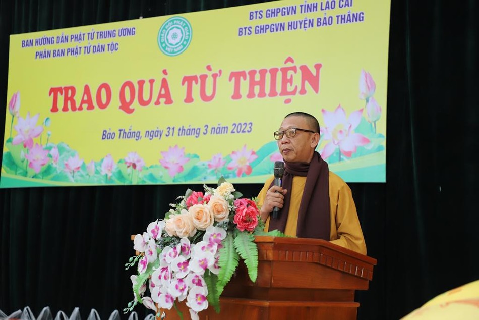 Thượng tọa Thích Quảng Tuấn phát biểu tại buổi trao quà