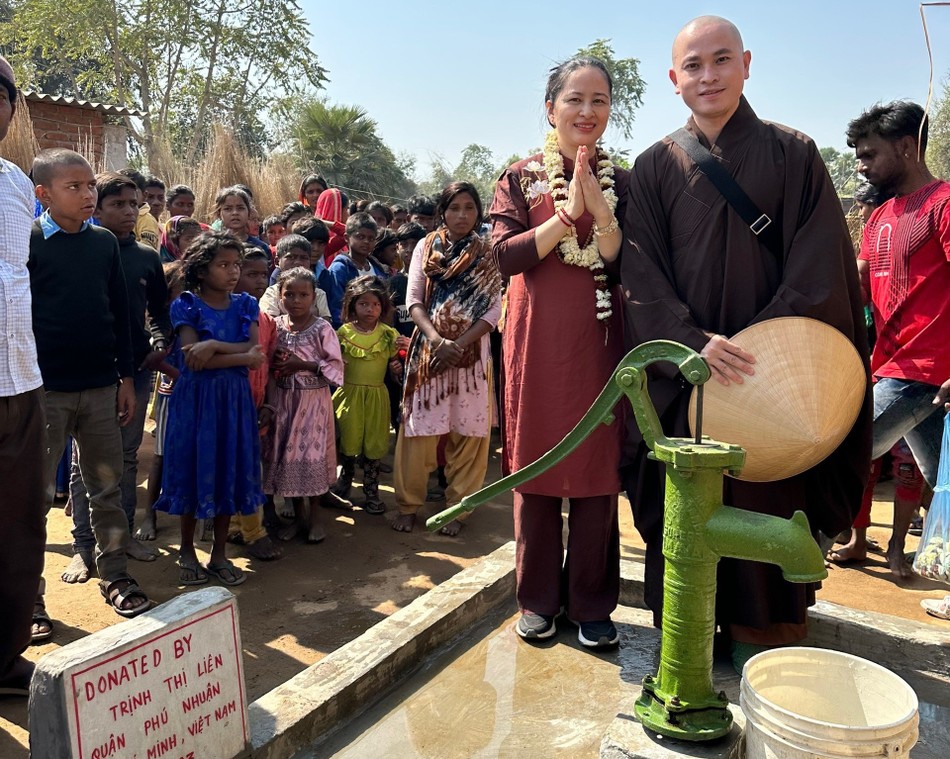 Đại đức Thích Thị Nhân và thành viên đoàn bên giếng nước sạch của người dân địa phương Đại đức Thích Thị Nhân và thành viên đoàn bên giếng nước sạch của người dân địa phương