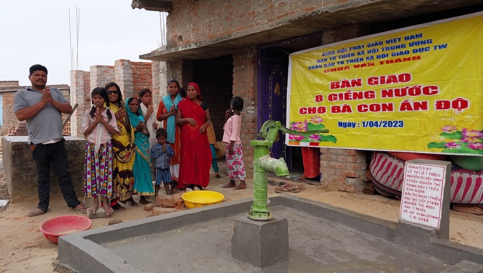 Bà con vui mừng chuẩn bị được chính thức sử dụng nước sạch Bà con vui mừng chuẩn bị được chính thức sử dụng nước sạch