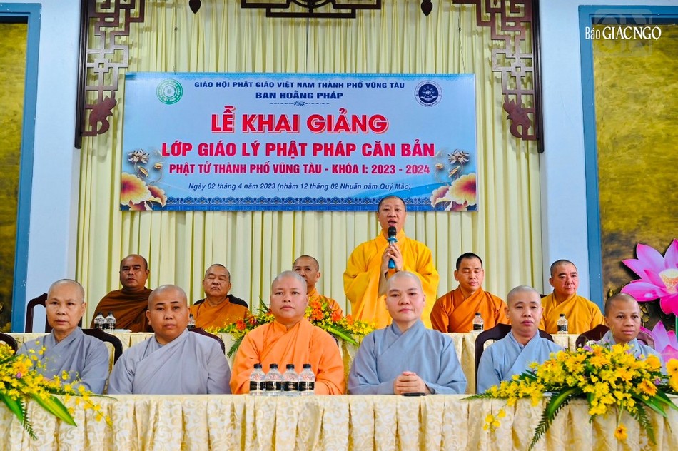 Thượng tọa Thích Thiện Thuận tán thán công đức của Ban Tổ chức Thượng tọa Thích Thiện Thuận tán thán công đức của Ban Tổ chức