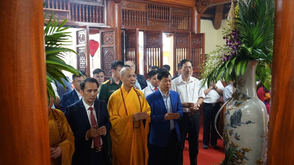 Niêm hương khánh tạ Tam bảo Niêm hương khánh tạ Tam bảo