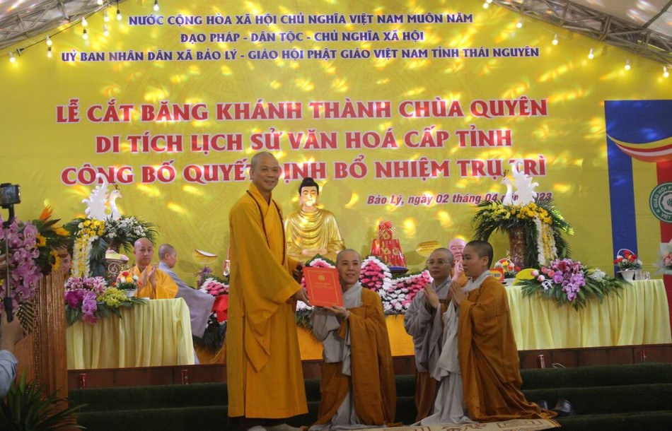 Thượng tọa Thích Nguyên Thành trao quyết định bổ nhiệm trụ trì chùa Quyên Linh đến Sư cô Thích Lệ Thành Thượng tọa Thích Nguyên Thành trao quyết định bổ nhiệm trụ trì chùa Quyên Linh đến Sư cô Thích Lệ Thành