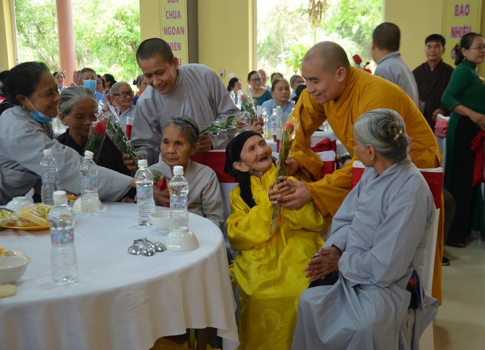 Đại đức Thích Tuệ Minh trao hoa chúc mừng Phật tử cao niên Đại đức Thích Tuệ Minh trao hoa chúc mừng Phật tử cao niên