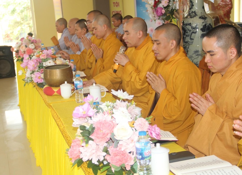 Chư tôn đức tụng kinh chúc phúc các Phật tử cao niên Chư tôn đức tụng kinh chúc phúc các Phật tử cao niên