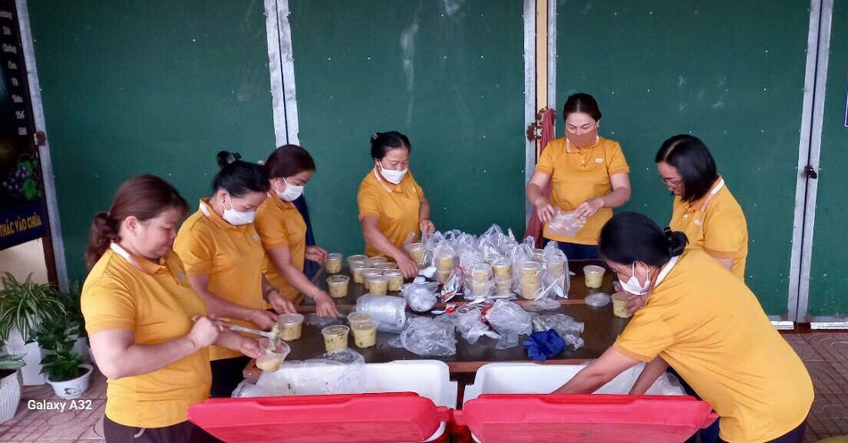 Bếp ăn tình thượng tịnh xá Ngọc Đạt chuẩn bị suất cháo sáng cho bệnh nhân - Ảnh: N.Đ Bếp ăn tình thượng tịnh xá Ngọc Đạt chuẩn bị suất cháo sáng cho bệnh nhân - Ảnh: N.Đ