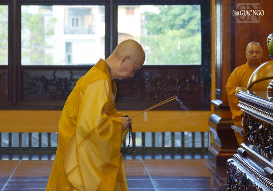 Đức Pháp chủ GHPGVN thành kính niêm hương bạch Phật