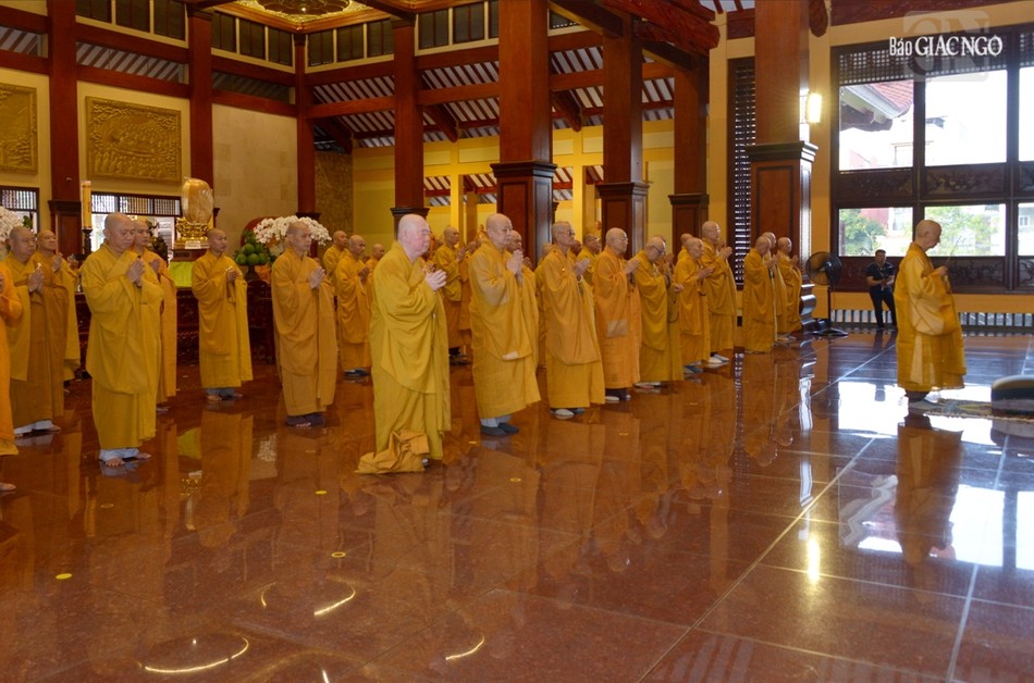 Hướng về Đức Thế Tôn trong ngày trưởng tịnh