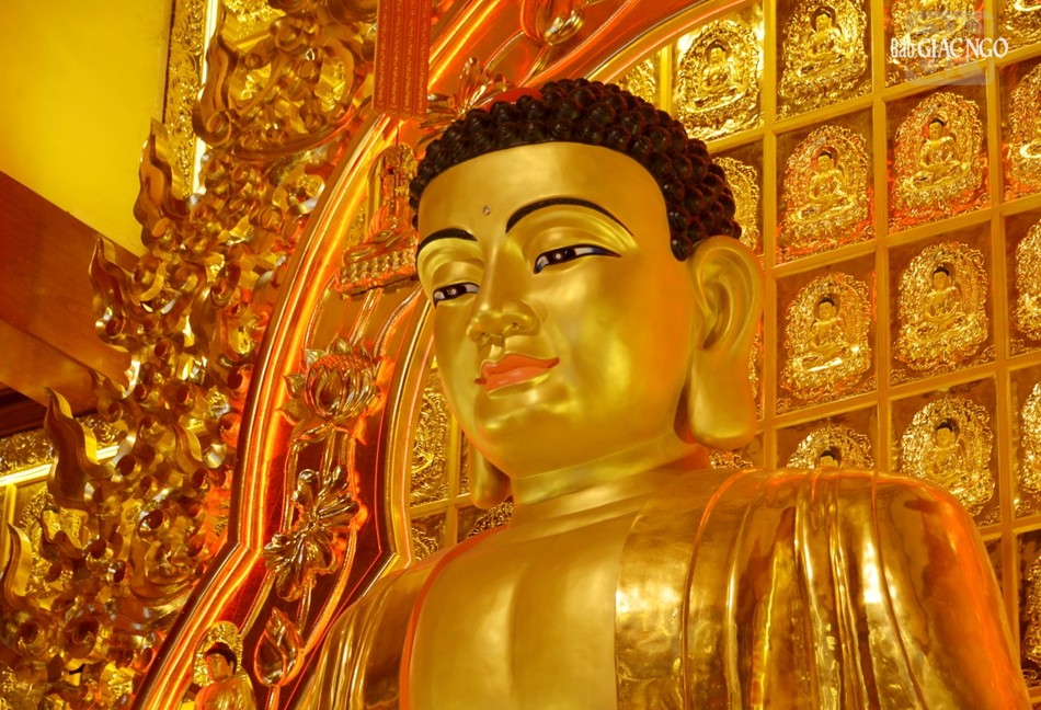 Tôn dung Đức Bổn Sư tại chánh điện Việt Nam Quốc Tự